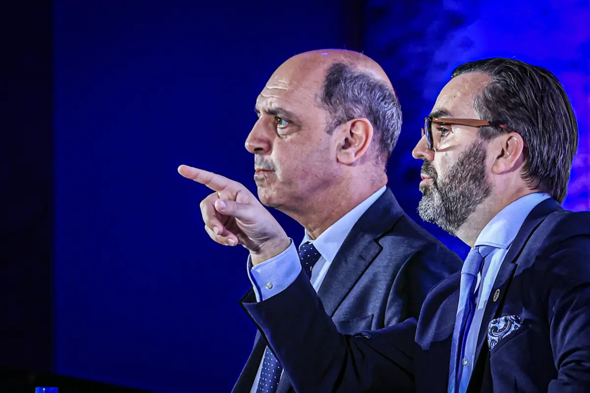 Manuel Pizarro, médico e ministro da Saúde com Carlos Cortes, bastonário da Ordem dos Médicos