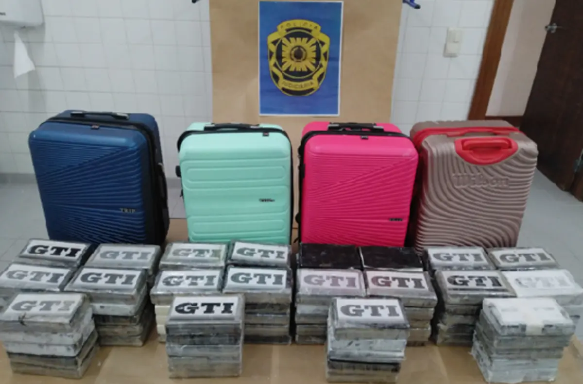 Em julho, PJ apreendeu cem quilos de cocaína escondidos em quatro malas