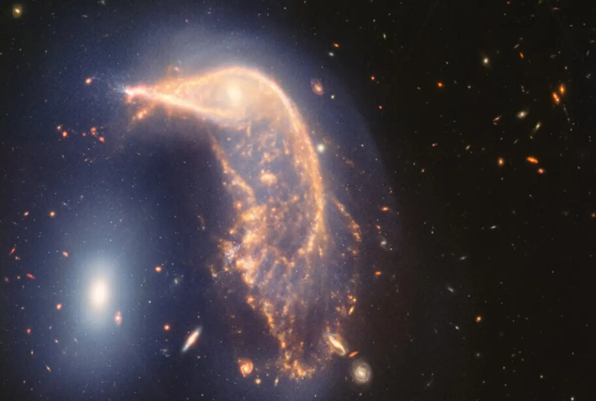 Imagem de contexto do artigo Telescópio espacial Webb capta duas galáxias entrelaçadas