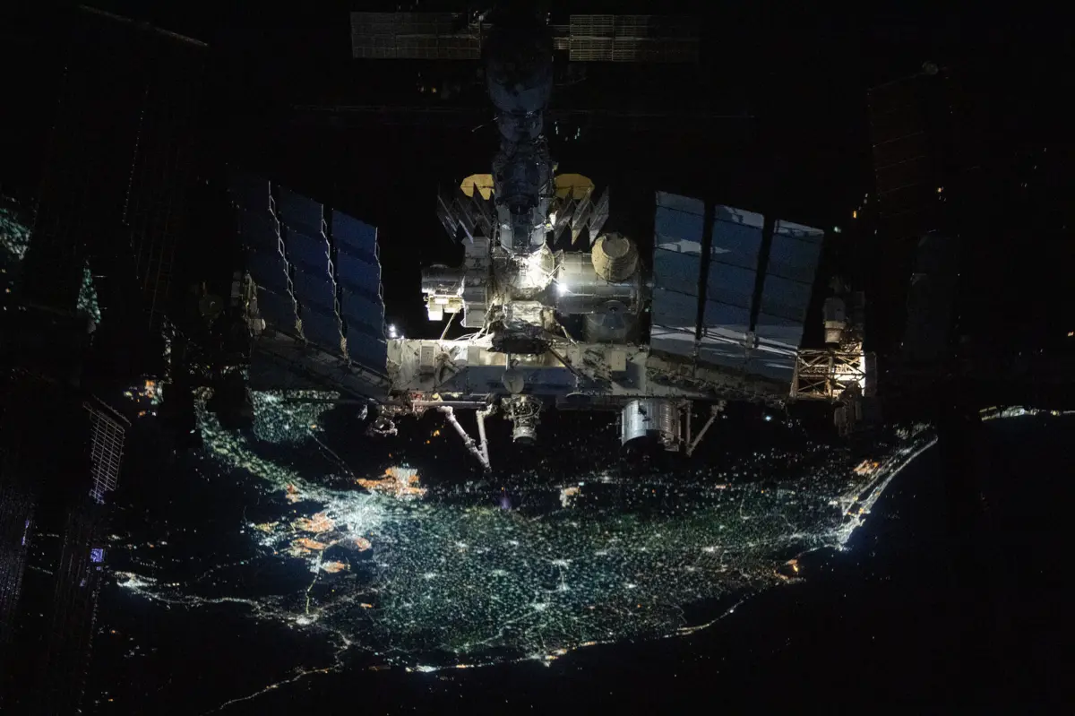 Imagem de contexto do artigo Fissuras na estação espacial internacional e os problemas de a manter operacional