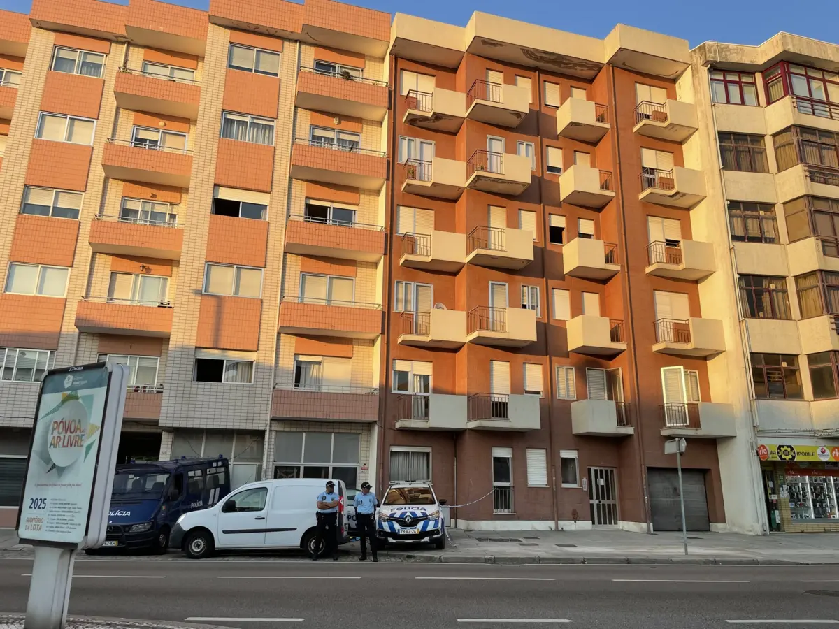 O idoso caiu de um quinto andar de um prédio, à face da EN13, na Póvoa de Varzim