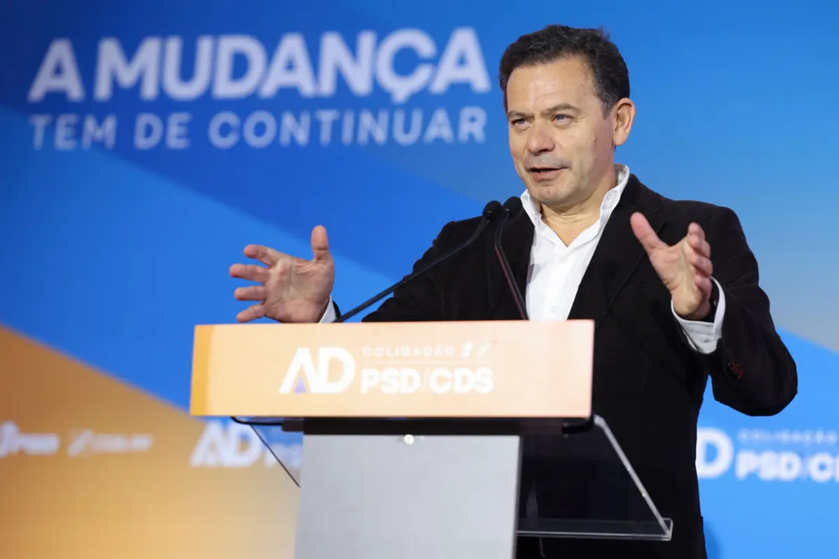 Imagem de contexto do artigo Montenegro avisa que imigrantes ilegais vão ter de sair de Portugal