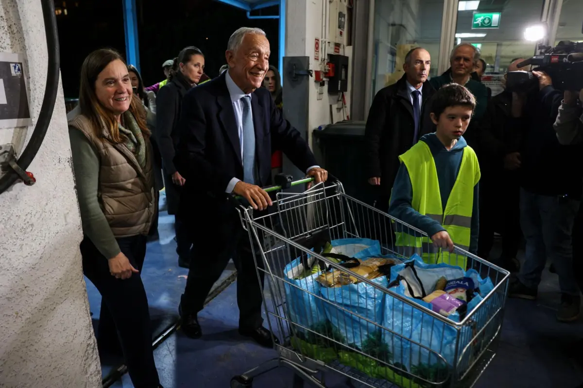 O presidente da República, Marcelo Rebelo de Sousa, durante a visita ao Banco Alimentar Contra a Fome, em Alcântara