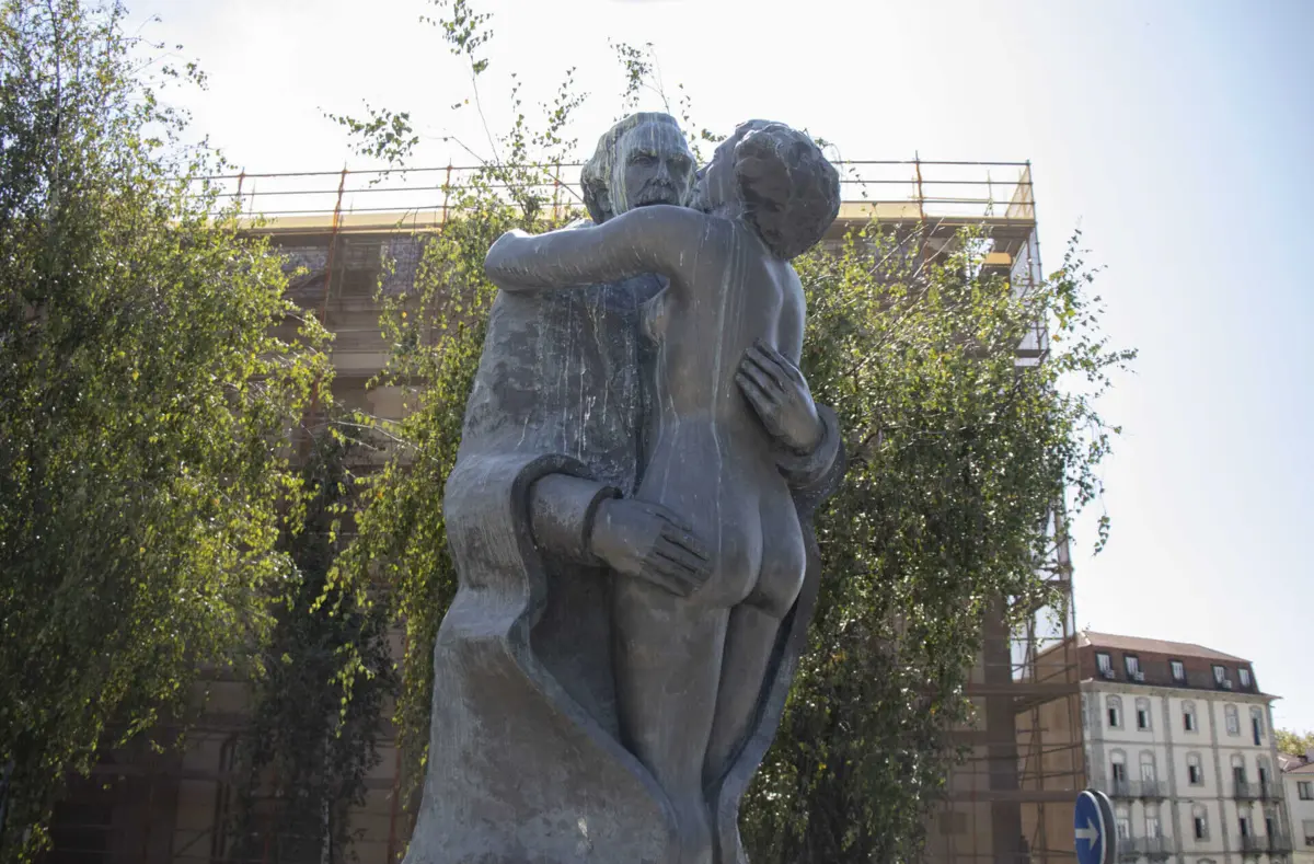 Escultura foi dada por Francisco Simões e inaugurada em 2012