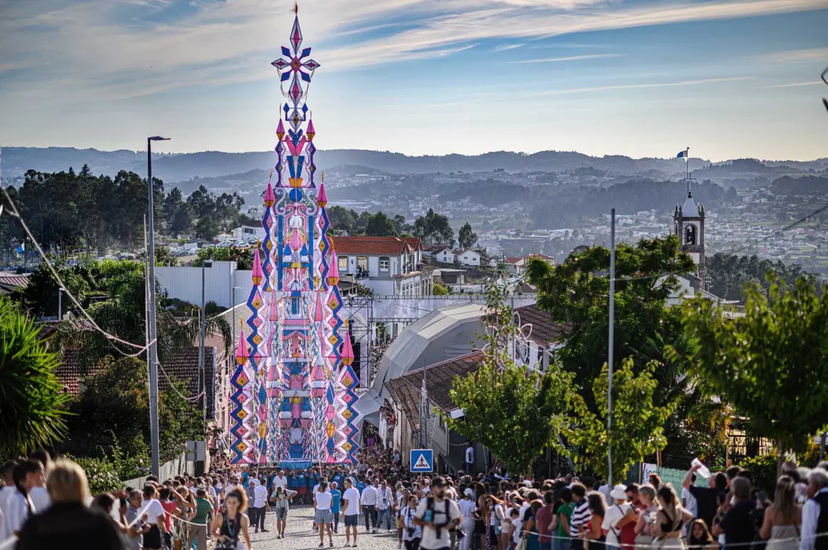 O maior andor do mundo voltou a sair em procissão