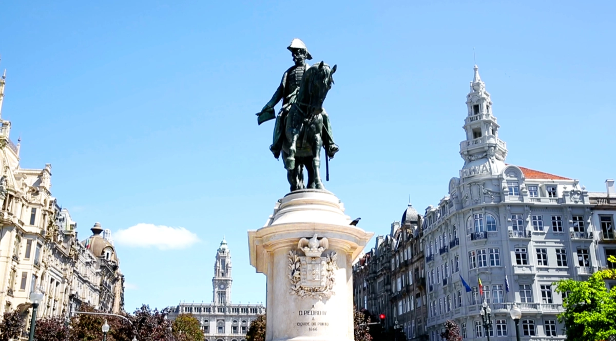 Edifício Aliados 20 (à direita) é marcante na Avenida dos Aliados
