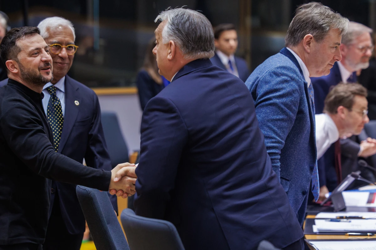 Orbán a cumprimentar Zelensky no Conselho Europeu em Bruxelas