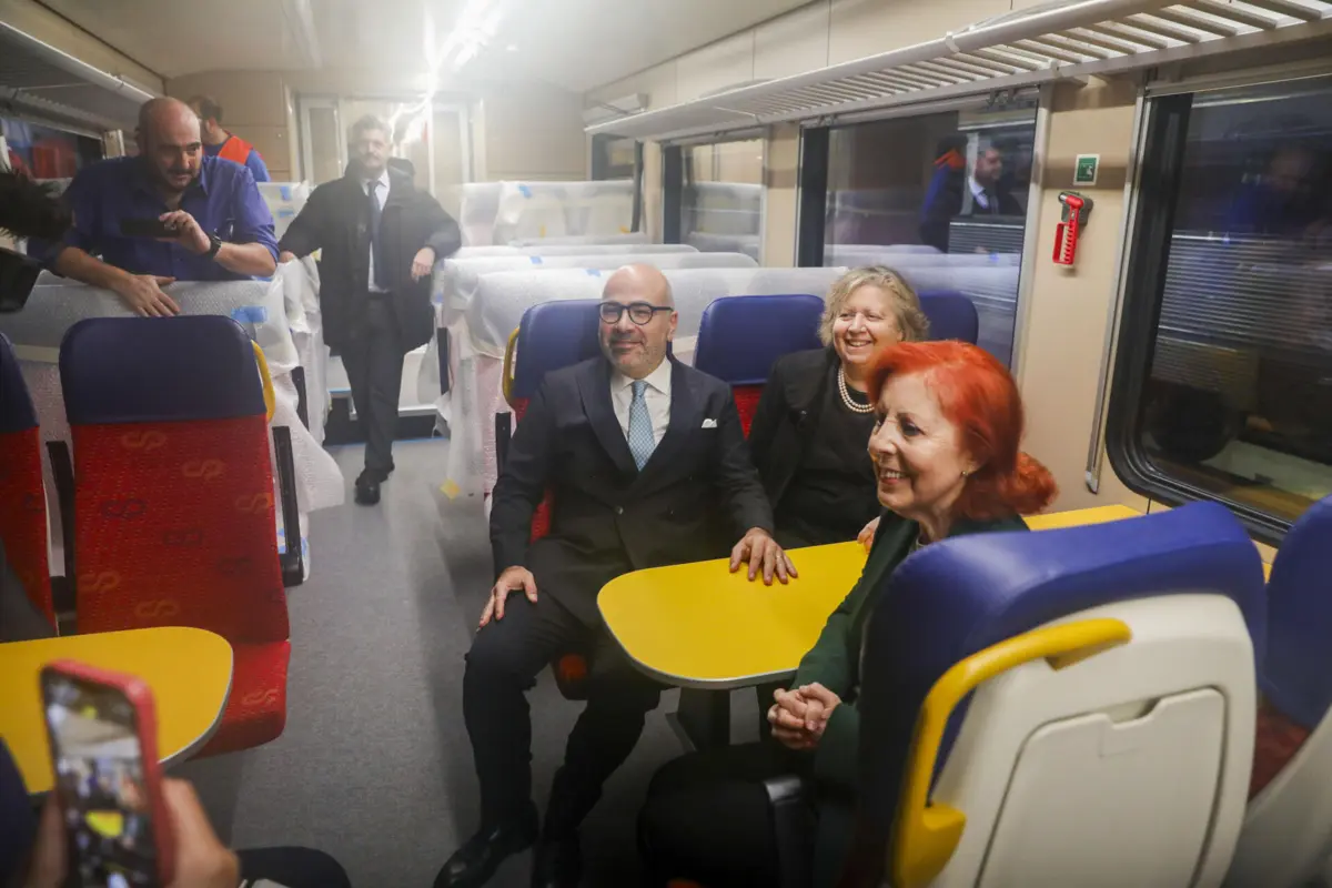 O ministro das Infraestruturas e Habitação, Miguel Pinto Luz , acompanhado pela ministra do Ambiente e Energia, Maria da Graça Carvalho, durante uma conferência de imprensa sobre o IP3, a Linha de Alta Velocidade e o reforço da frota da CP