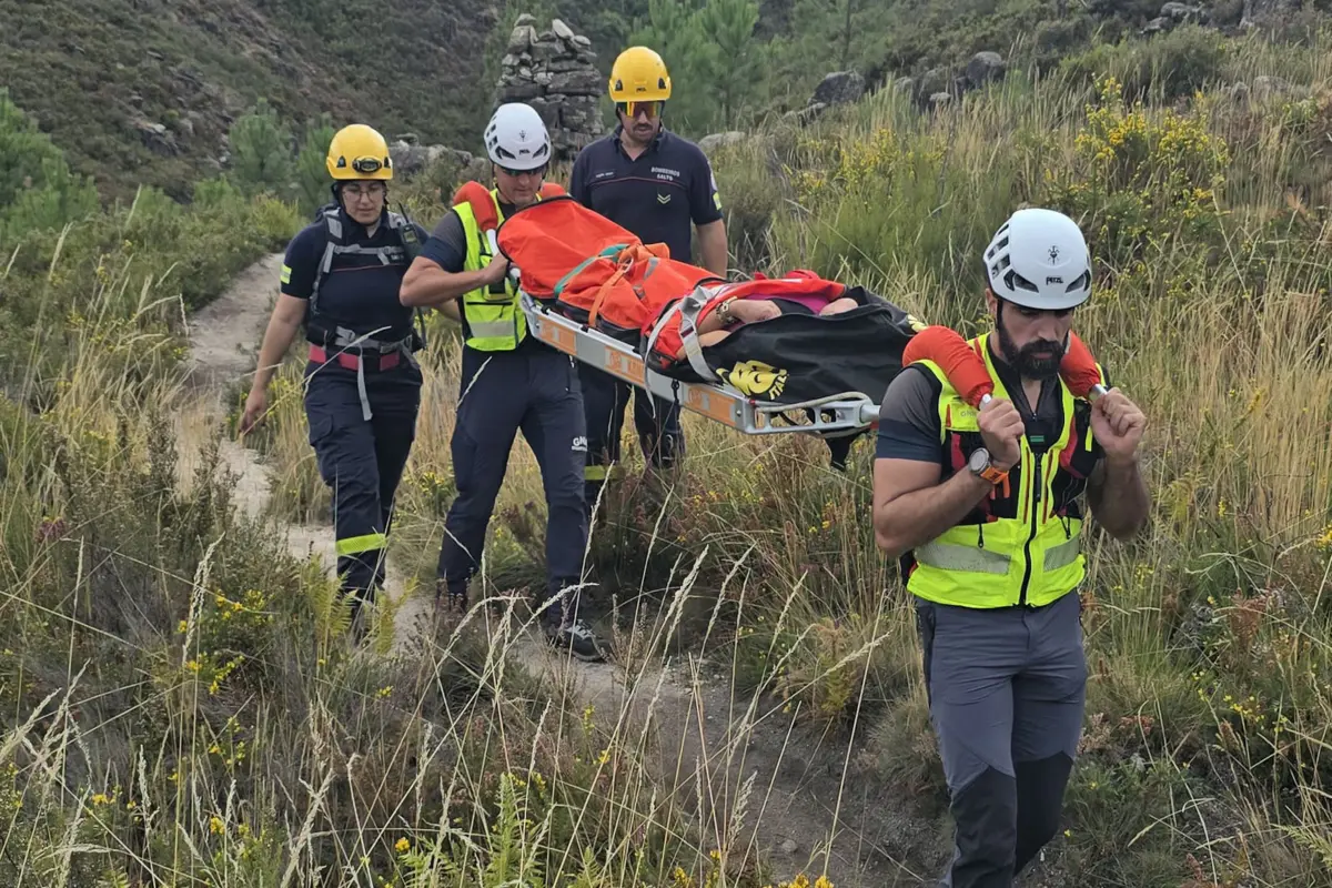 Mulher teve de ser transportada pelo operacionais em maca