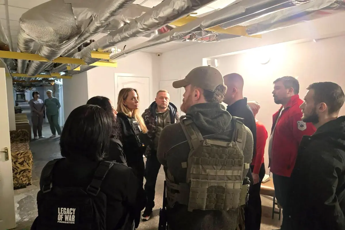 Angelina Jolie durante a visita a Kherson e Mykolaiv, organizada pela Legacy of War Foundation