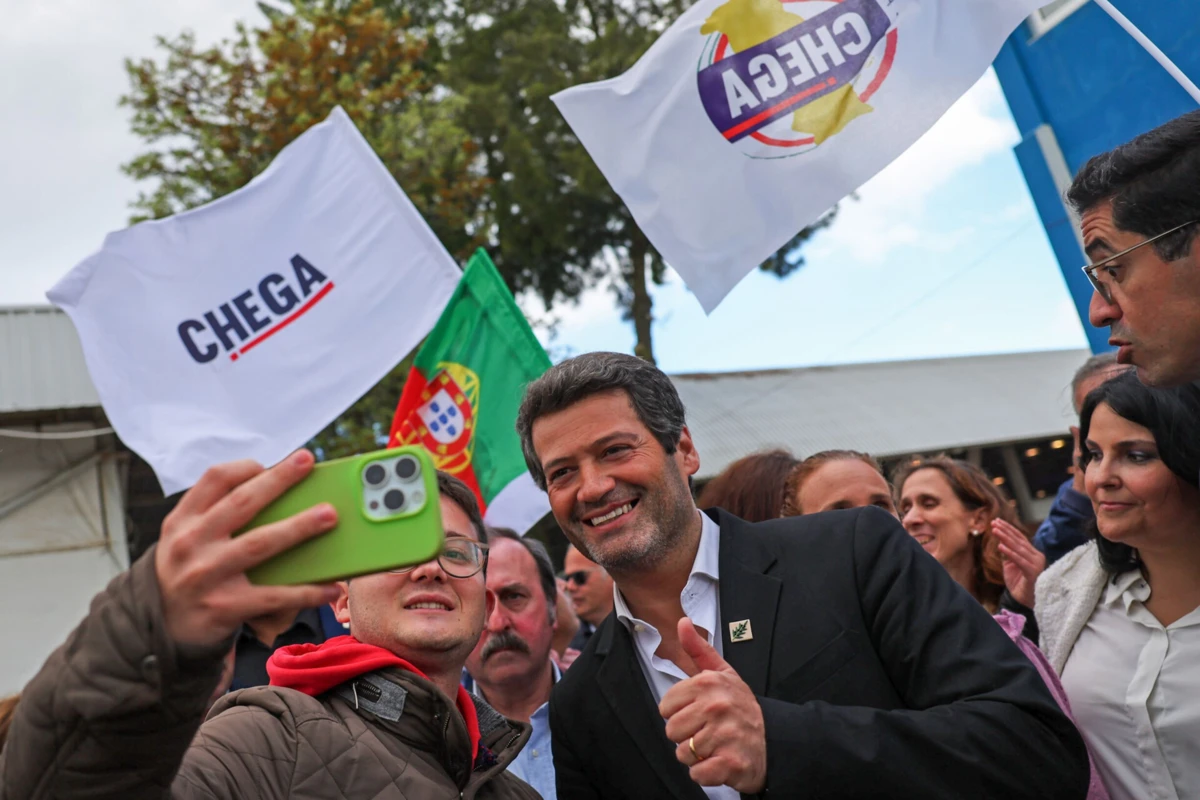 Imagem de contexto do artigo Ventura acusa Governo de eleitoralismo e classifica notificações a estrangeiros como "piada de mau gosto"
