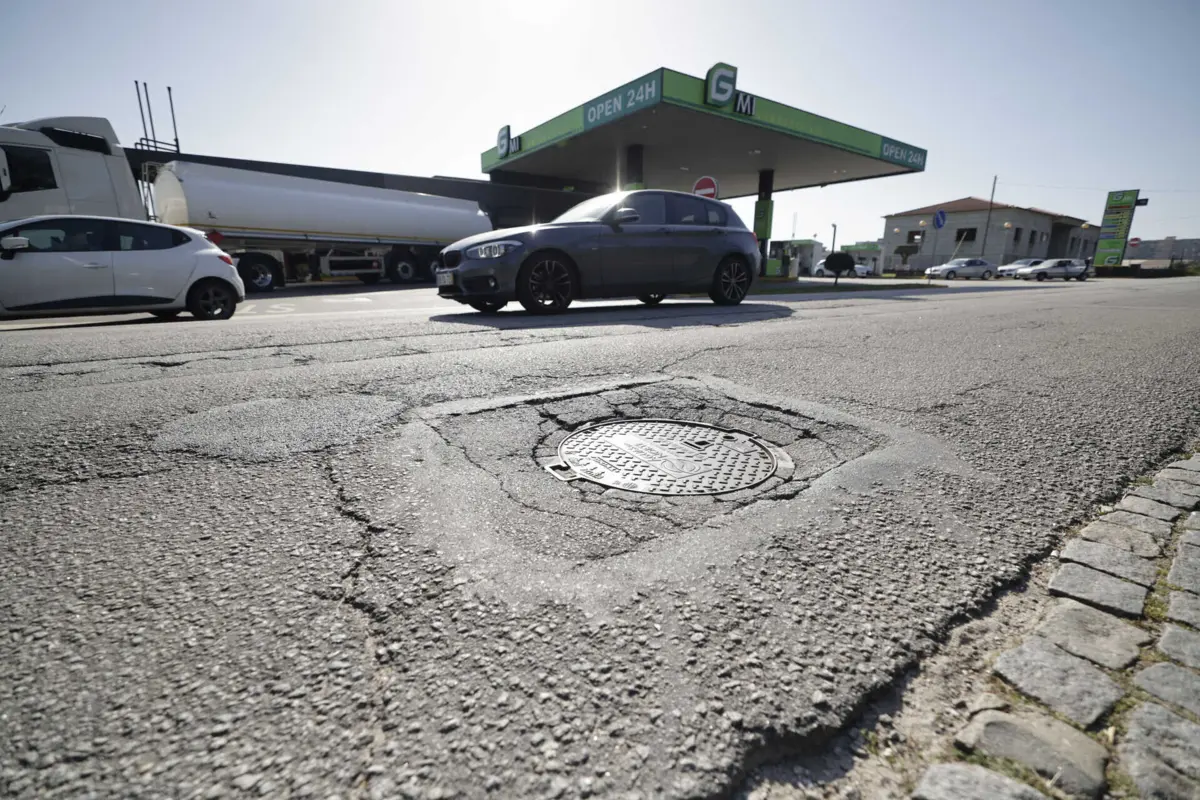 O pavimento da EN 206 está muito degradado.