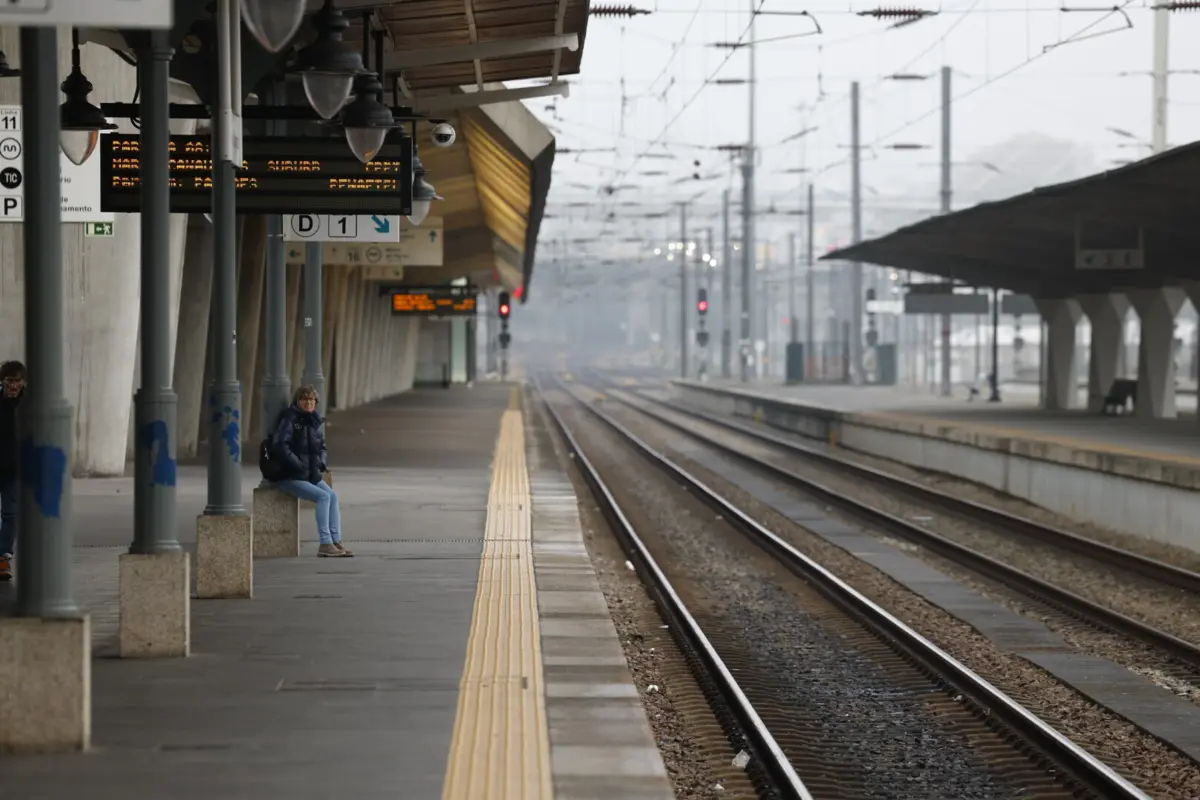 Dezenas de comboios foram suprimidos esta sexta-feira de manhã