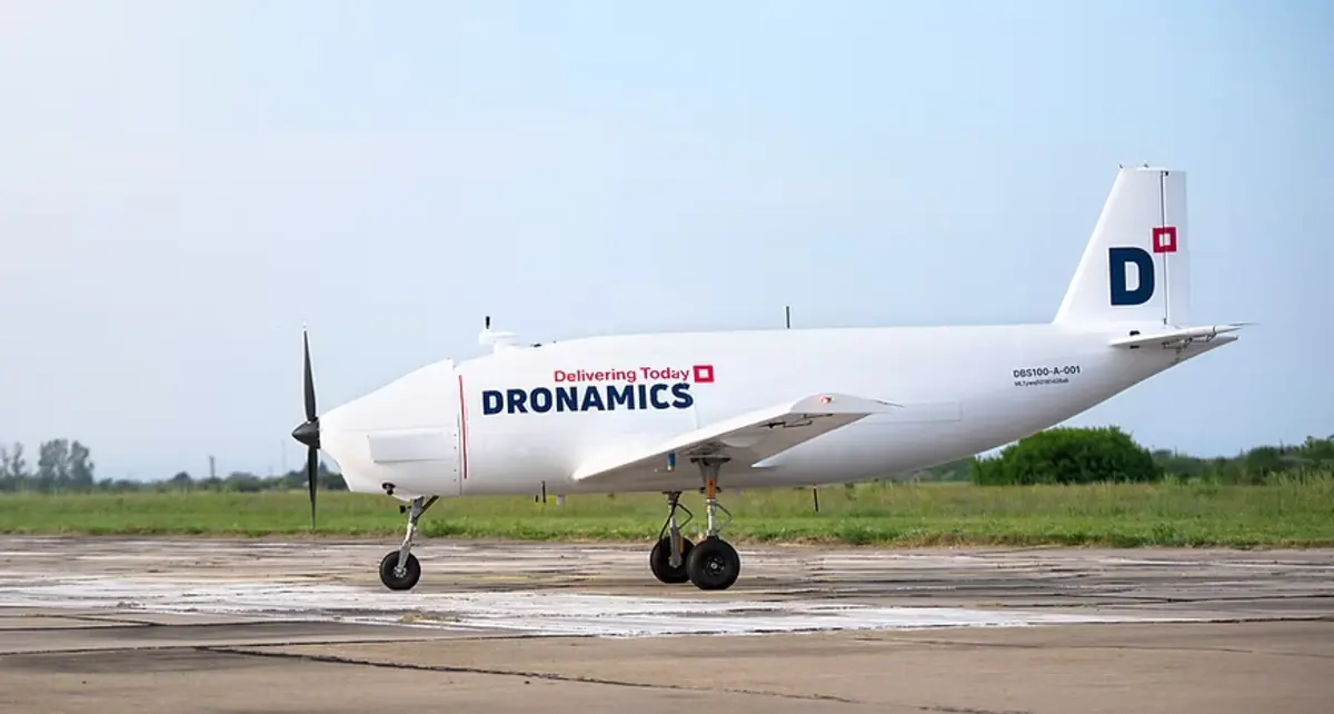 Aeronave não tripulada de asa fixa pode transportar o mesmo que uma pequena carrinha de entregas, e tem um alcance de 2 500 quilómetros, o suficiente para ligar a maior parte da Europa