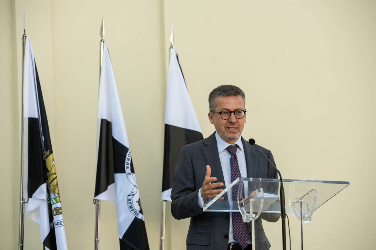 Carlos Moedas sobre fogo cerrado da oposição