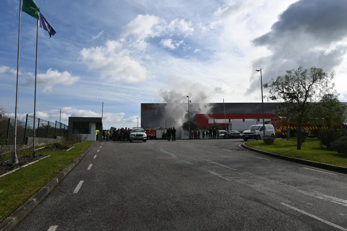 Imagem de contexto do artigo Bombeiro ferido durante combate a fogo em garagem de empresa em Porto de Mós
