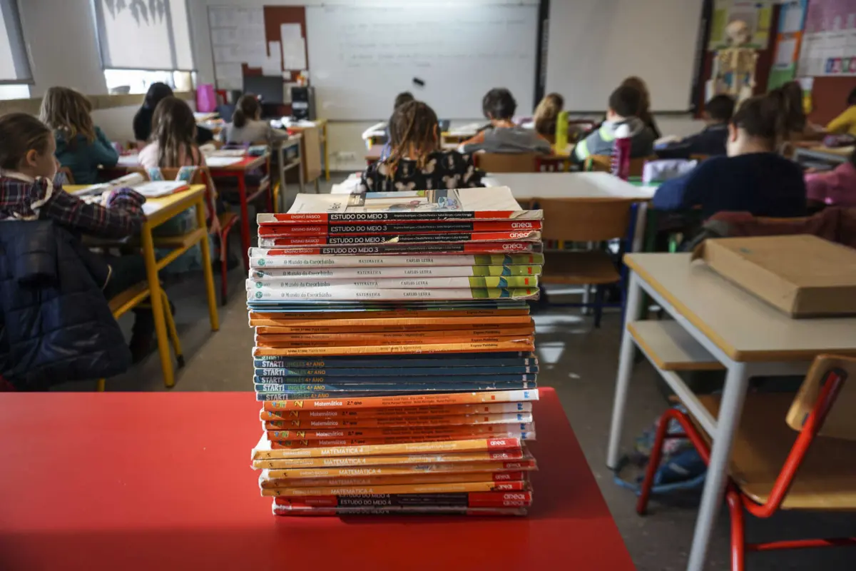 Imagem de contexto do artigo Alunos impedidos de levar manuais para casa para não escreverem neles