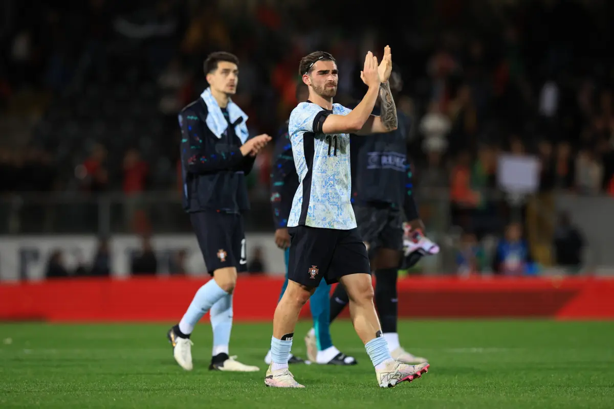 Jota agradece o apoio das bancadas no Estádio D. Afonso Henriques. Avançado formado no Sousense estreou-se pela seleção, depois de há cinco anos ter andado nos campeonatos distritais