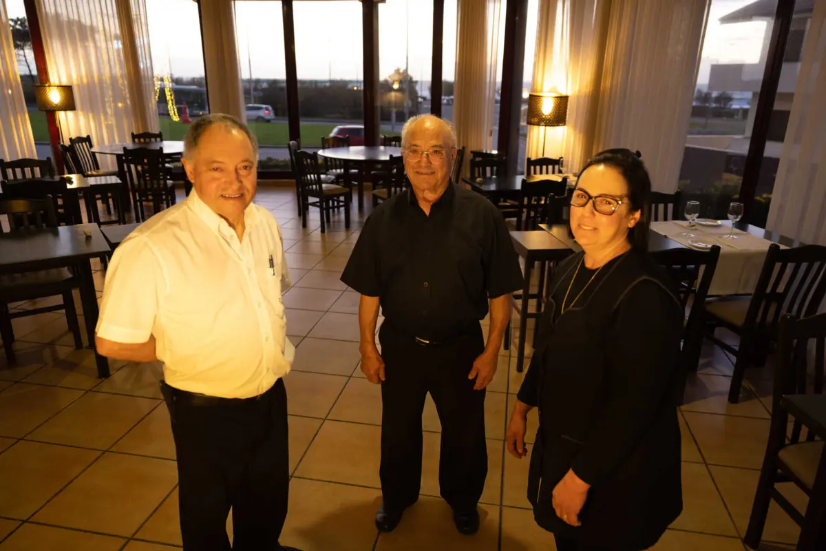 Manuel Mucha ladeado pelo genro, Bernardino, e pela filha mais velha, Maria dos Prazeres