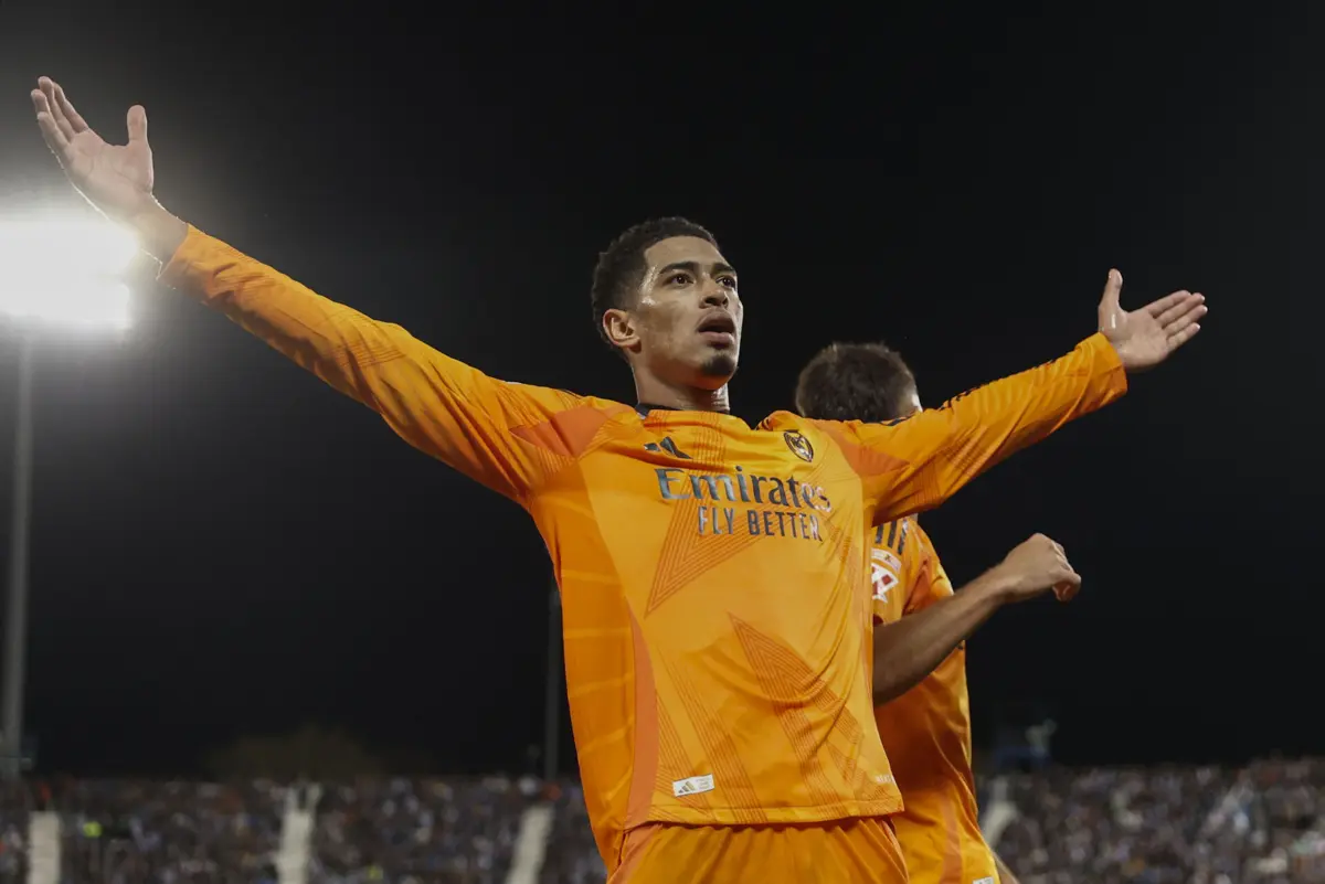 Jude Bellingham festeja após marcar um dos golos do Real Madrid