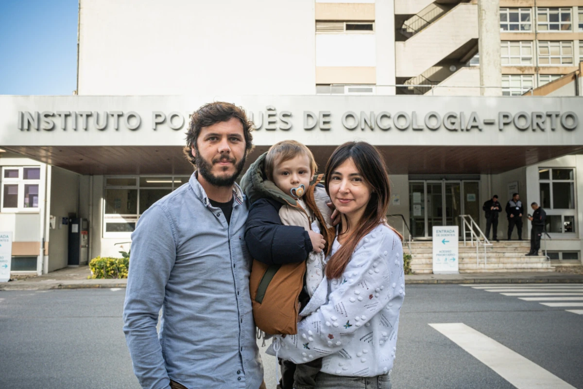 Gabriel com os pais, junto ao IPO do Porto