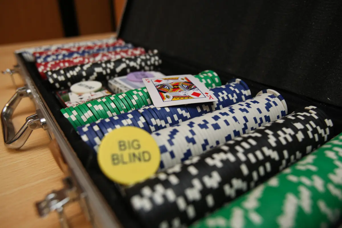 Autoridades realizaram rusgas de madrugada num total de 223 locais de entretenimento