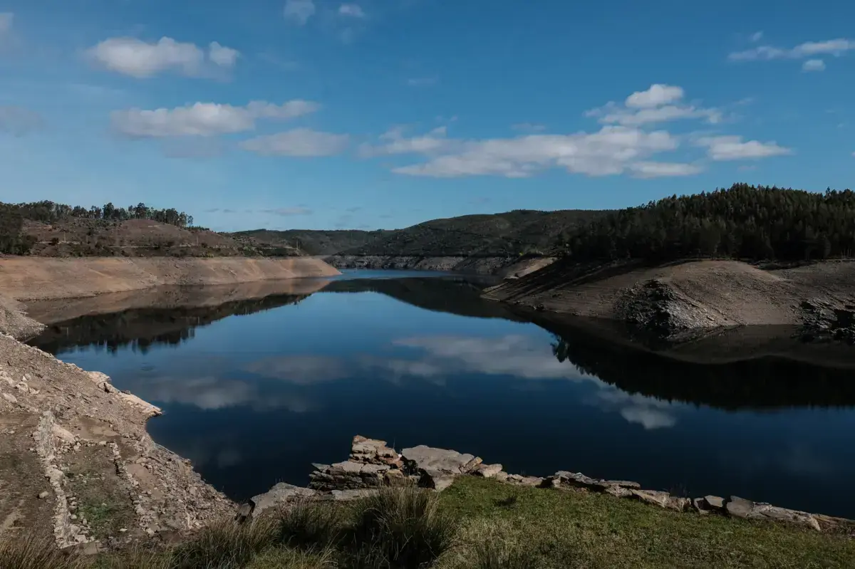 Carro caiu numa praia fluvial junto à barragem do Cabril