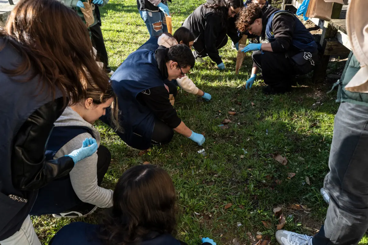 Alunos do curso de Técnico de Ação Educativa durante a ação de limpeza, nas imediações da escola