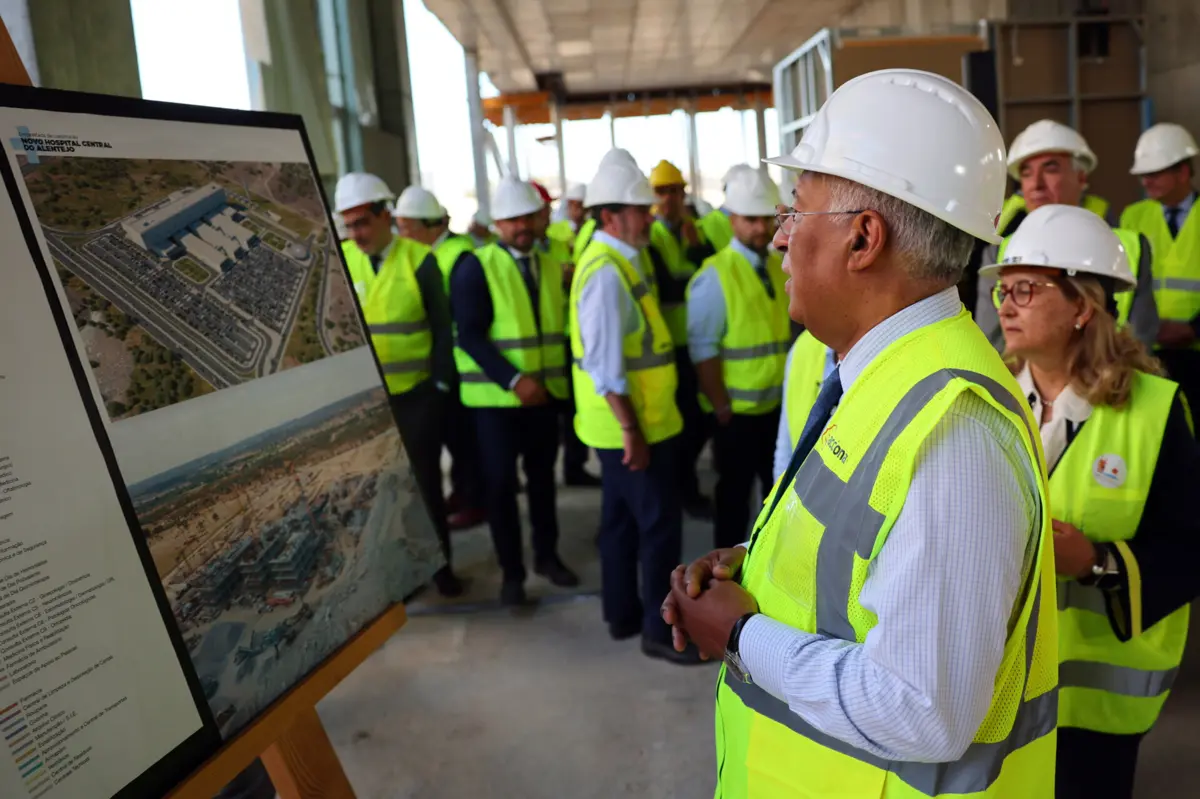 Primeiro-ministro durante a visita à obra do novo Hospital Central do Alentejo
