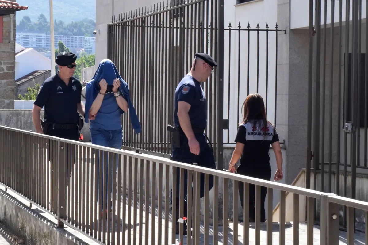 Arguido à chegada ao tribunal, em abril