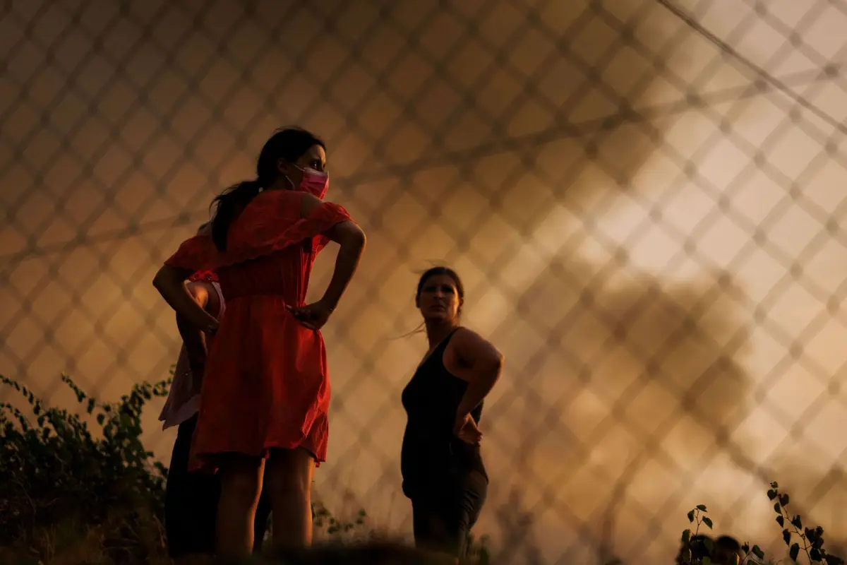 epa12305408 Locals try to fight the forest fire in Meda, Guarda, Portugal, 16 August 2025. Forest fires have burned 139,000 hectares in Portugal, half of which in just two days, representing 17 times more than the area burned in the same period last year. EPA/PEDRO SARMENTO COSTA