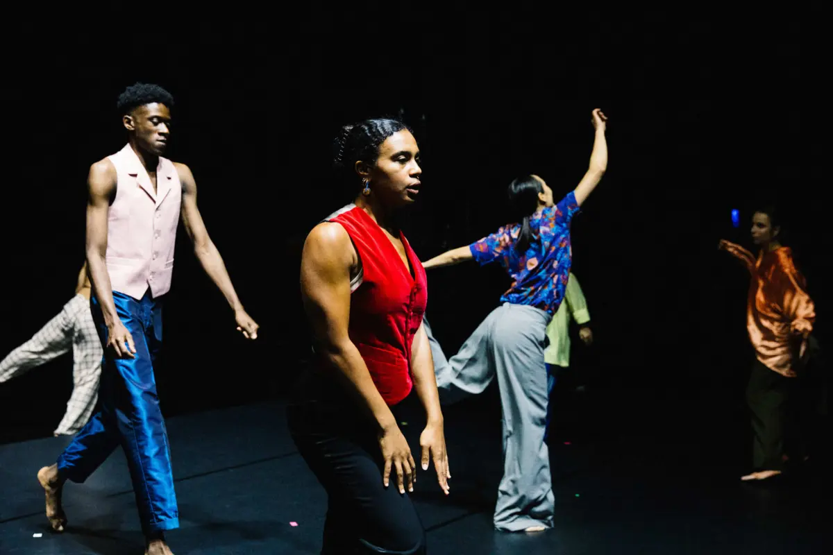 "Voice Noise" do coreógrafo belga Jan Martens aborda as vozes da mulheres silenciadas