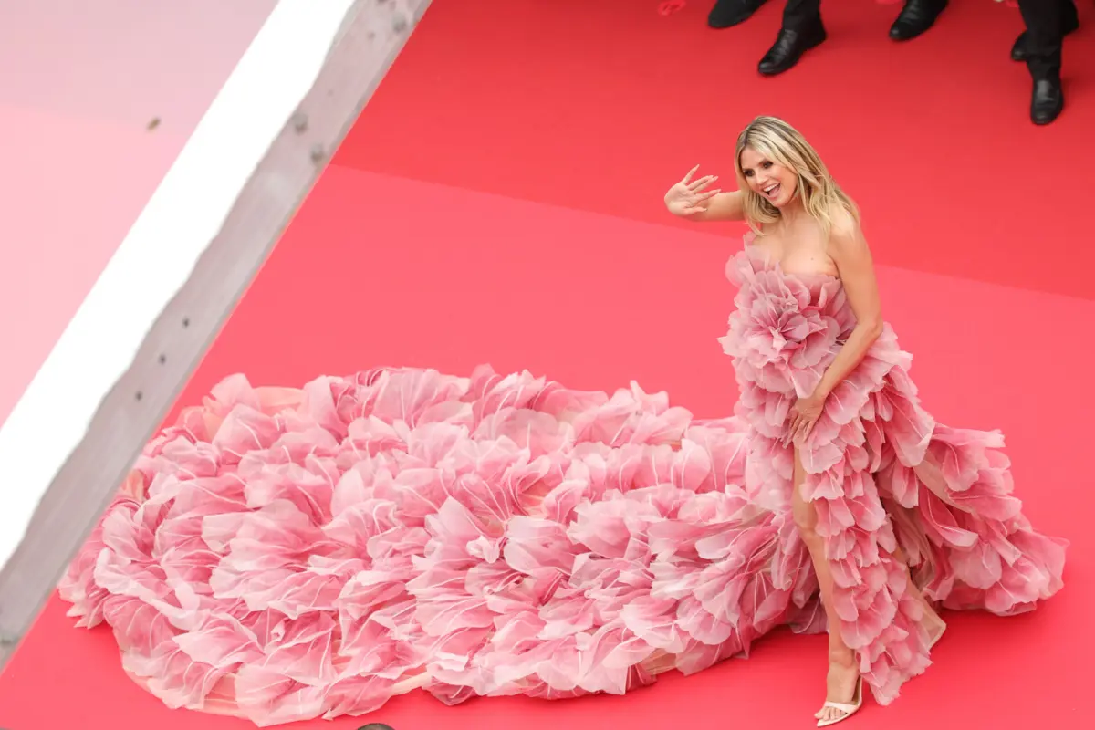 A modelo Heidi Klum não acatou na totalidade as novas regras de Cannes. Halle Berry mudou de vestido à última hora
