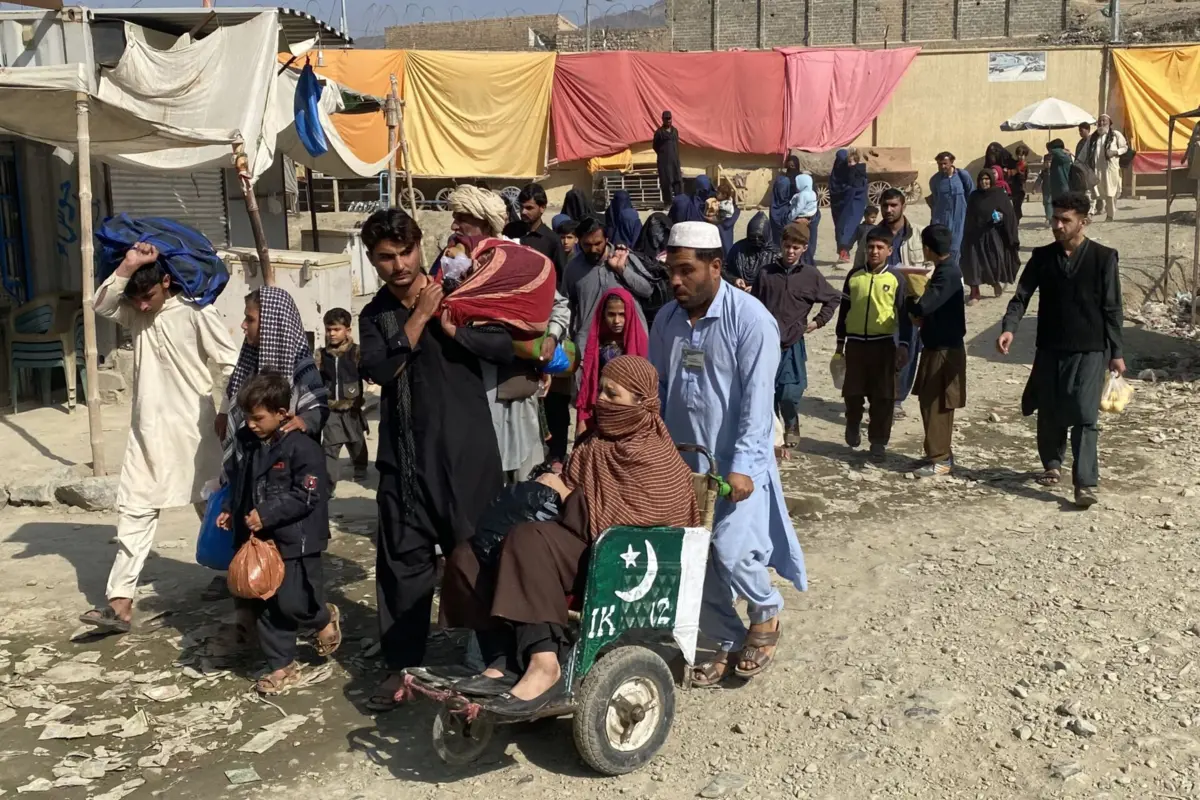 Paquistão reabriu a passagem fronteiriça exclusivamente para o regresso de refugiados afegãos