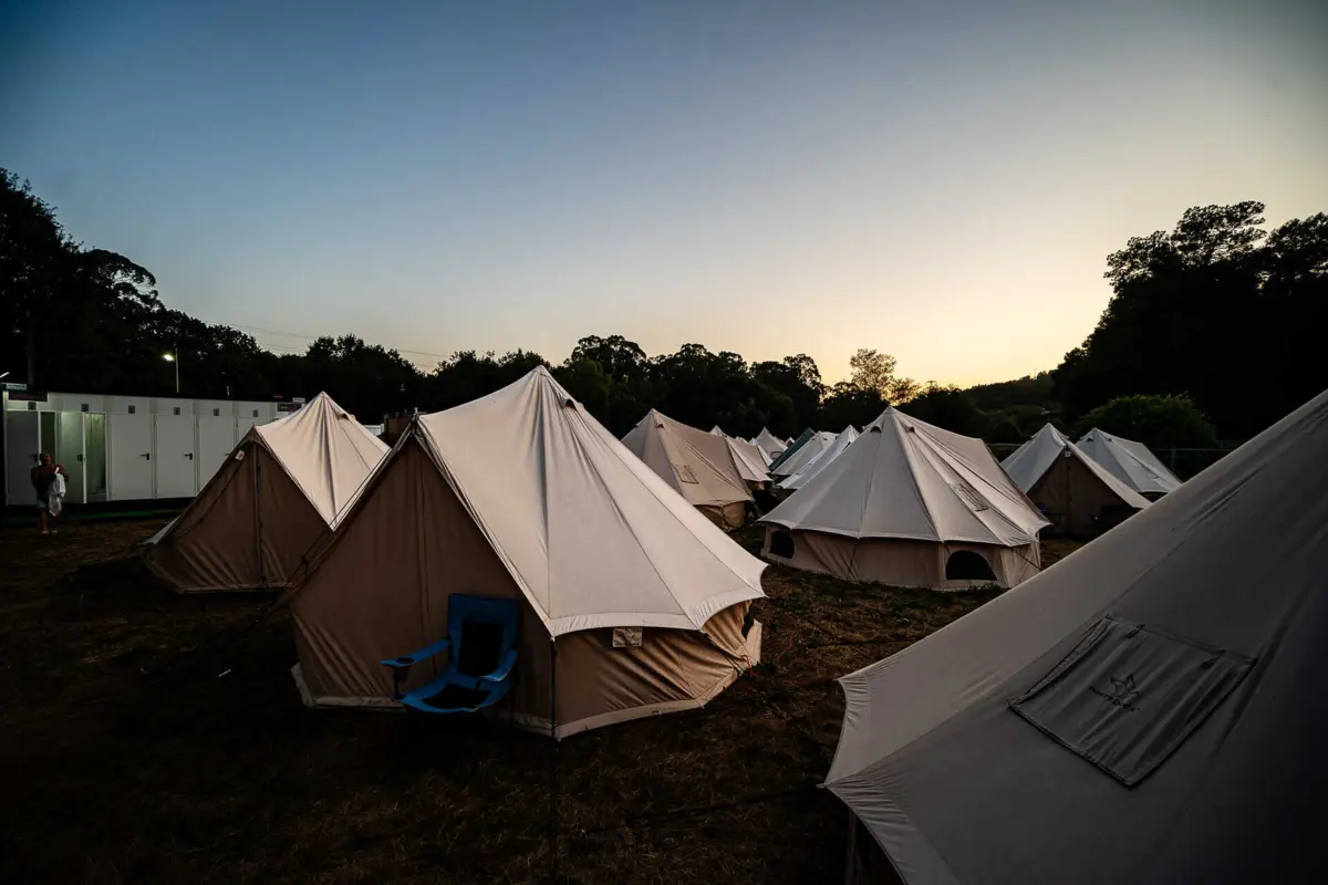 Imagem de contexto do artigo Adormecer com rock e acordar com mugidos. Assim é "glampar" em Vilar de Mouros