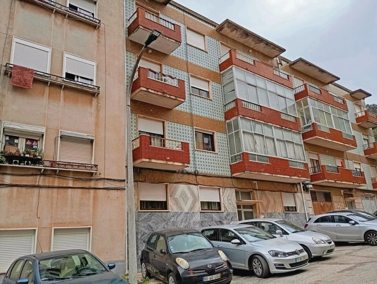 Vítima vivia no 3.º andar da Rua das Giestas desde 2018. Ficou à mercê do filho e da nora quando, em 2021, o neto mudou de casa
