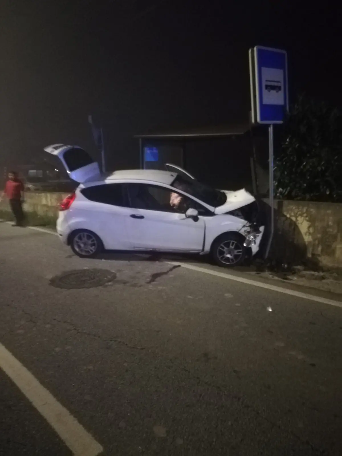 Imagem de contexto do artigo Homem morre após despistar-se e bater em paragem de autocarros em Sobrado