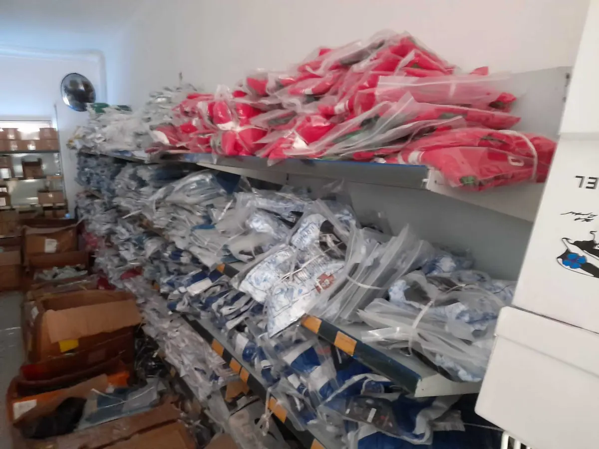 Vestuário e equipamento eletrónico apreendidos