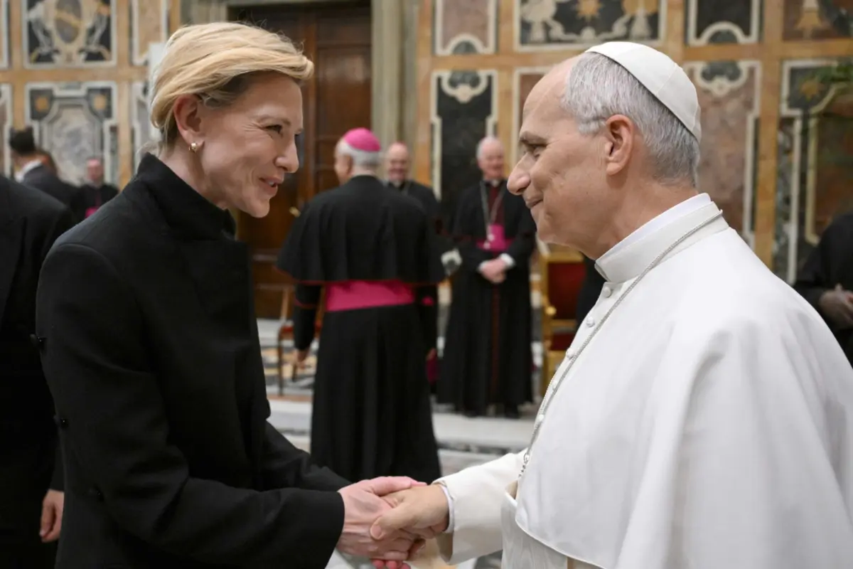 Leão XIV cumprimenta Cate Blanchett durante a audiência no Vaticano