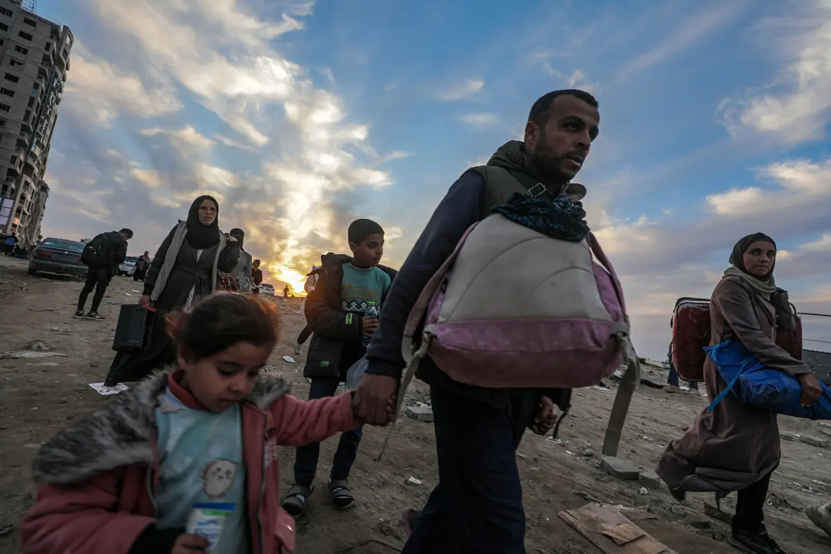 "Difícil viagem a pé" após 15 meses de guerra