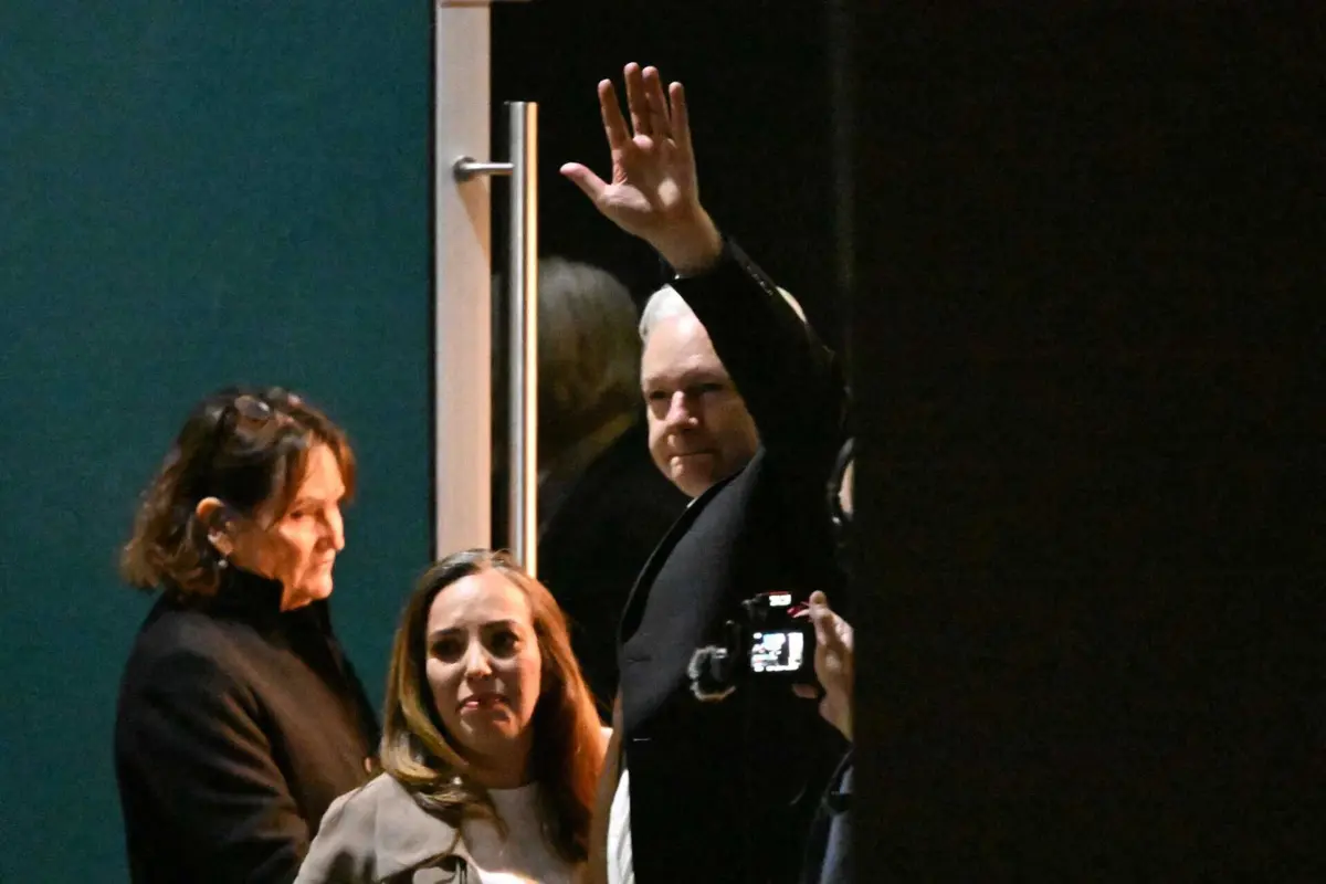 Julian Assange era aguardado pela mulher, Stella Assange, e pelo pai, John Shipton