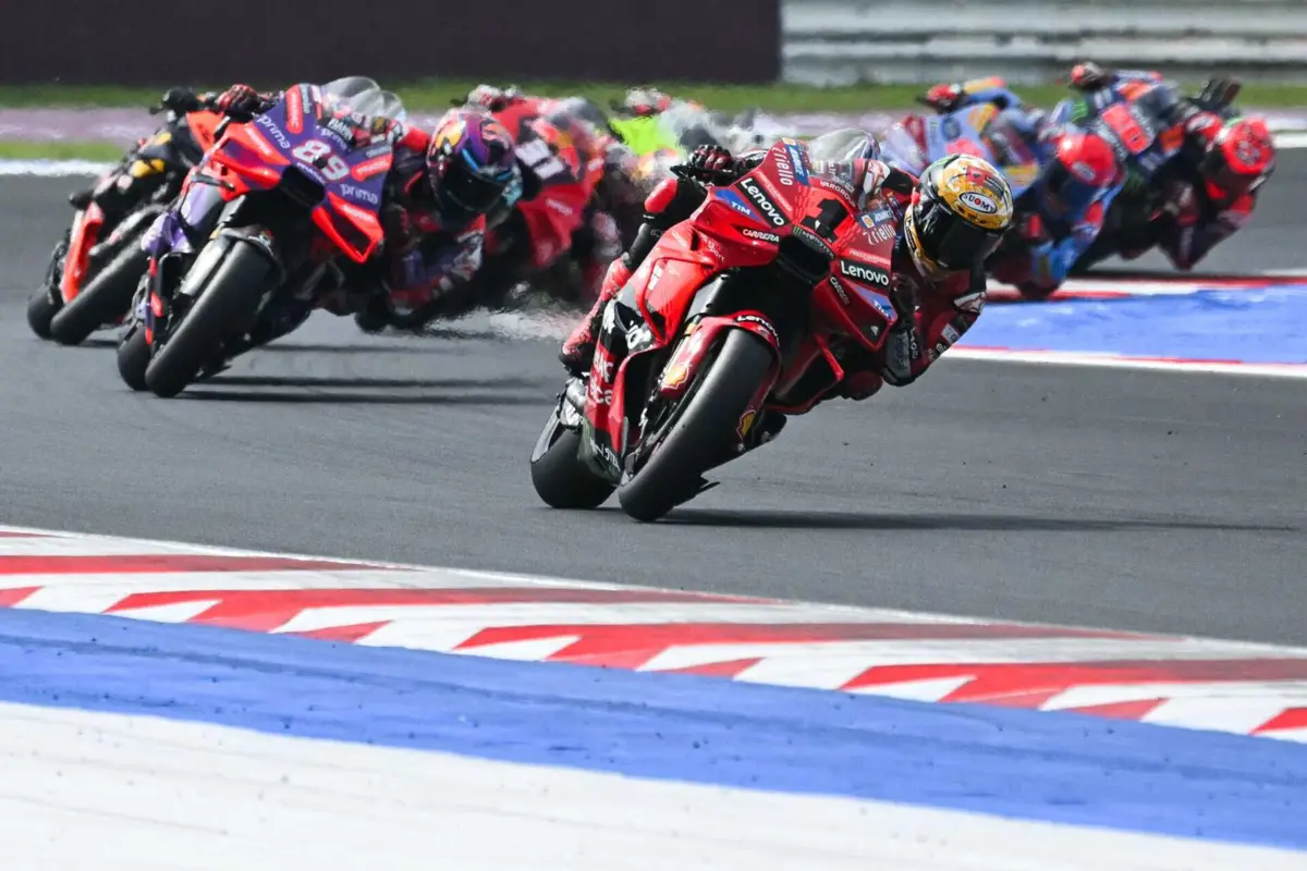 Bicampeão mundial conquista oitava vitória de época em corridas de longa distância