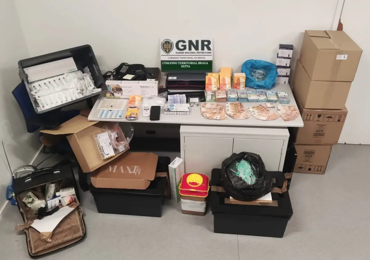Foi apreendido dinheiro, boletins sanitários de vacinas de cães, vinhetas médicas, telemóveis e documentos