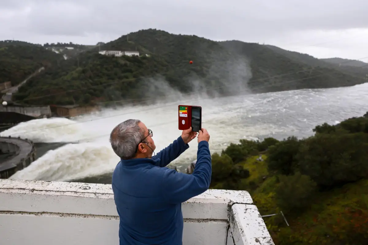 Imagem de contexto do artigo Agricultor espanhol faz desvio no percurso para espreitar descargas no Alqueva