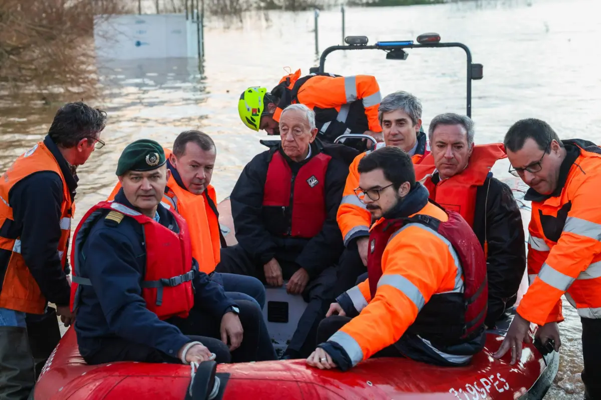 Marcelo Rebelo de Sousa durante a visita à aldeia de Valada, isolada pela subida do Rio Tejo, no Cartaxo