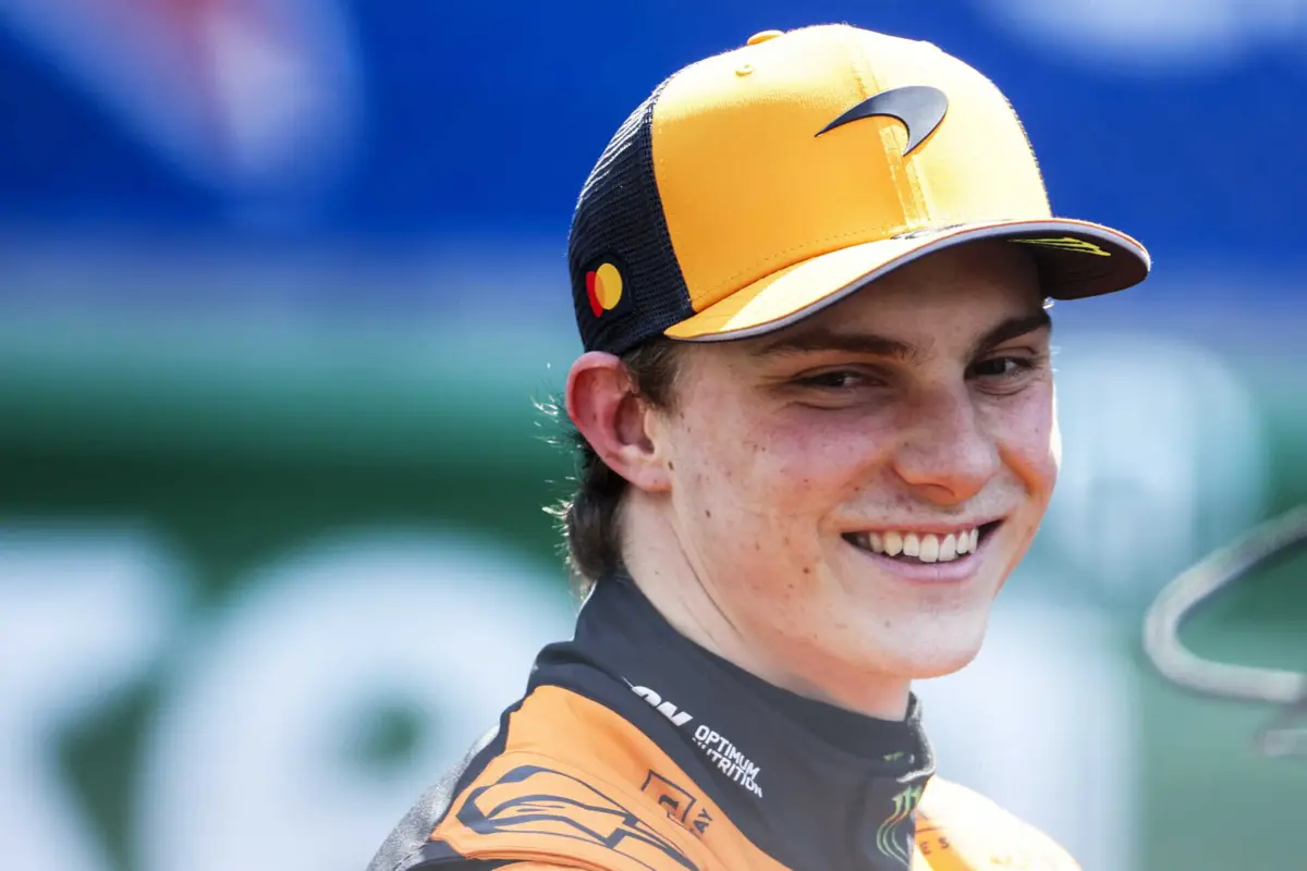 Piastri vai arrancar da primeira posição