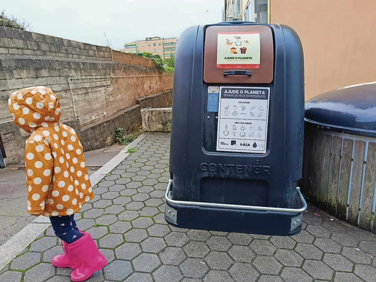 Contentores para biorresíduos instalados em Canidelo. Haverá três mil pontos de recolha na freguesia
