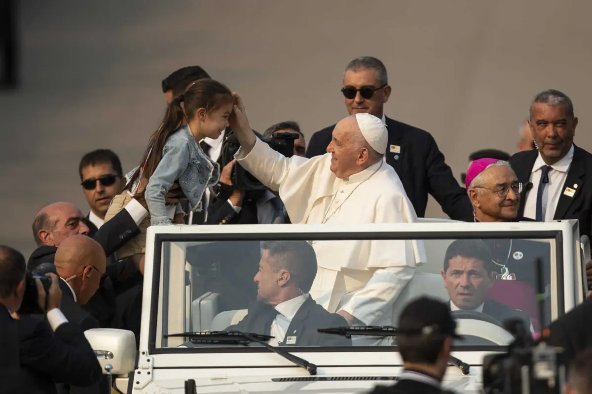 Imagem de contexto do artigo As ovações, as bênçãos às crianças e um Papa inclusivo: imagens de uma manhã em Fátima