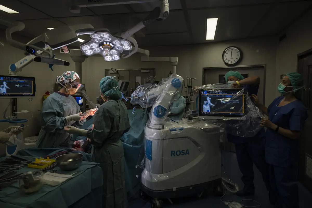 Cirurgia ortopédica ao joelho, no Hospital de Santo António, no Porto, assistida pelo robô Rosa