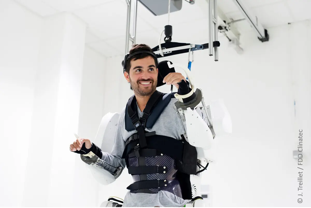 Em 2019, o instituto Grenoble Clinatec apresentou um implante cerebral que permitiu que uma pessoa tetraplégica, equipada com um exoesqueleto, se movimentasse